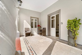 Luxar Suites & Apartments