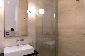 Modern SEAFRONT 2BR APT w Terrace & View