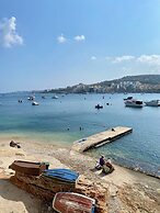 Modern SEAFRONT 2BR APT w Terrace & View