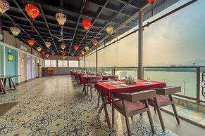 Lakeside Leisure A Lake View Hotel