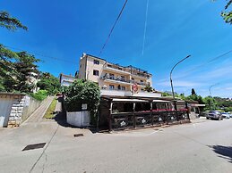 Apartment and Rooms Katunar