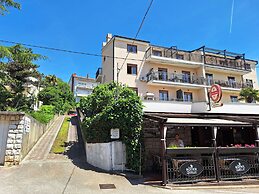 Apartment and Rooms Katunar