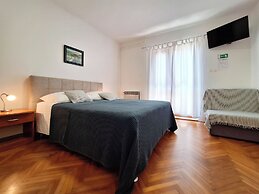 Apartment and Rooms Katunar