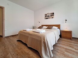 Apartment and Rooms Katunar