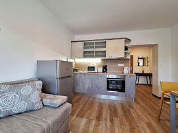 Apartment and Rooms Katunar