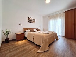 Apartment and Rooms Katunar