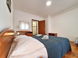 Apartment and Rooms Katunar