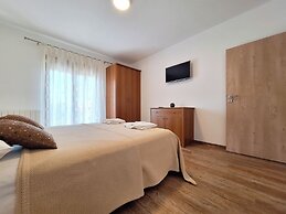 Apartment and Rooms Katunar