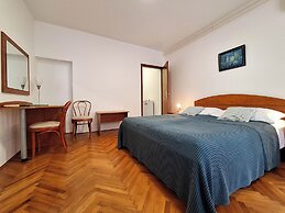 Apartment and Rooms Katunar
