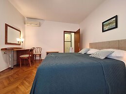 Apartment and Rooms Katunar