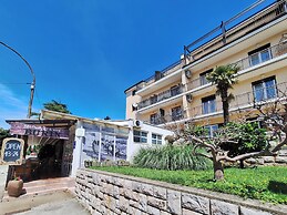Apartment and Rooms Katunar