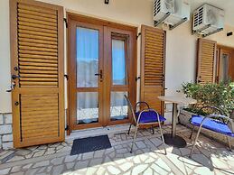 Apartment and Rooms Katunar