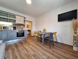 Apartment and Rooms Katunar