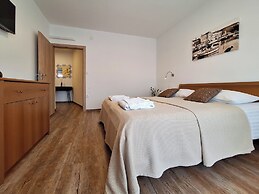 Apartment and Rooms Katunar