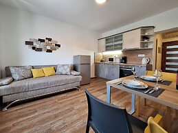 Apartment and Rooms Katunar