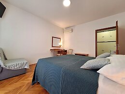Apartment and Rooms Katunar