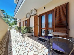 Apartment and Rooms Katunar