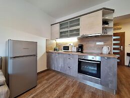 Apartment and Rooms Katunar