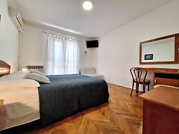 Apartment and Rooms Katunar
