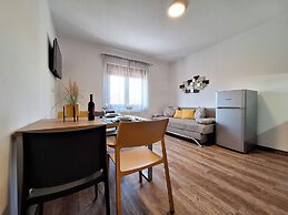 Apartment and Rooms Katunar