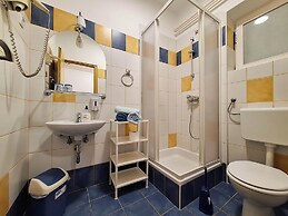 Apartment and Rooms Katunar