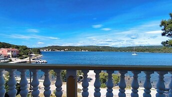 Apartments Grbac Veli Rat-seaside