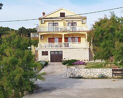 Apartments Grbac Veli Rat-seaside