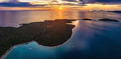 Apartments Grbac Veli Rat-seaside