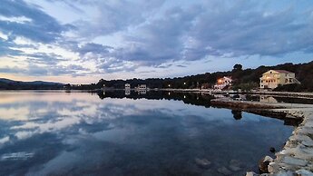 Apartments Grbac Veli Rat-seaside