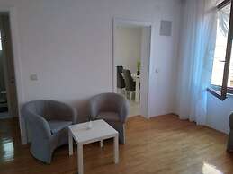 Apartments and Rooms Ref