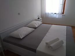 Apartments and Rooms Ref
