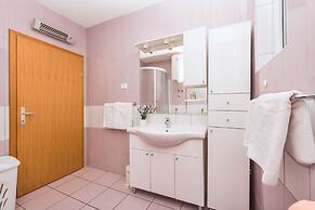 Apartments and Room Goran