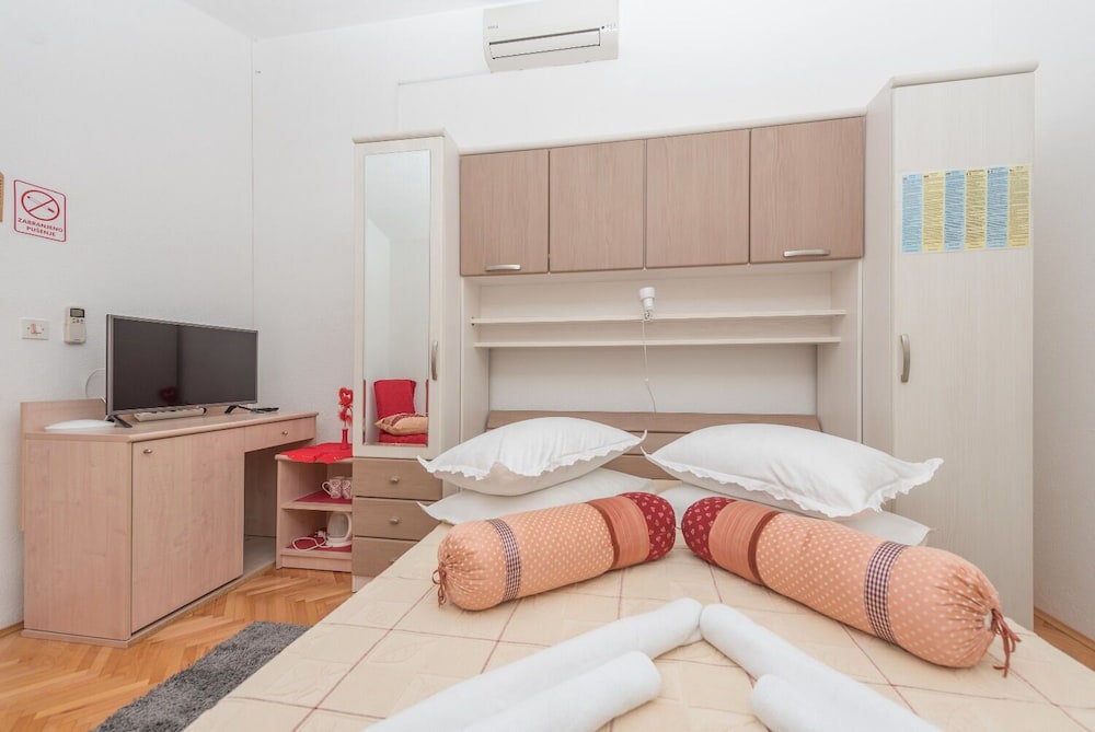 Apartments and Room Goran
