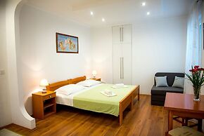 Apartments and Rooms Robi