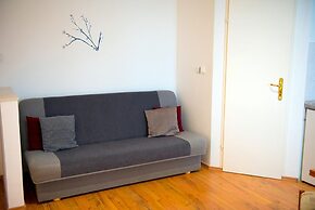 Apartments and Rooms Robi