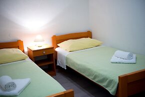 Apartments and Rooms Robi