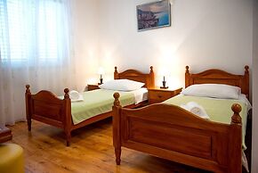 Apartments and Rooms Robi