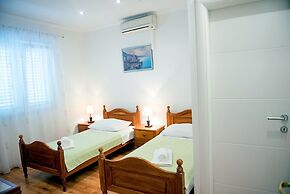 Apartments and Rooms Robi