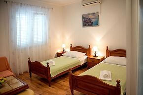 Apartments and Rooms Robi