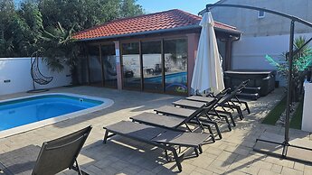 House Luxury Villa With Pool