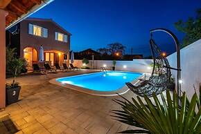 House Luxury Villa With Pool