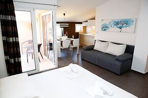 Apartments and Rooms Plaza