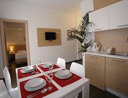 Apartments and Rooms Plaza