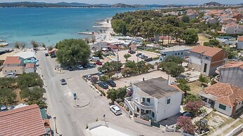 Apartments and Rooms Plaza