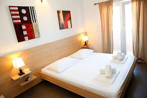 Apartments and Rooms Plaza