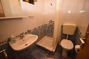 Apartments and Rooms Frane