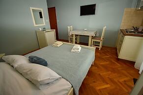 Apartments and Rooms Frane