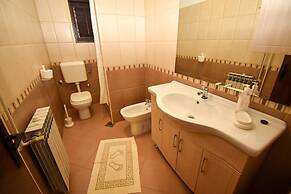 Apartments and Rooms Frane