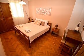 Apartments and Rooms Frane