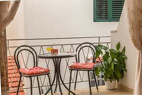Apartments and Rooms Happiness